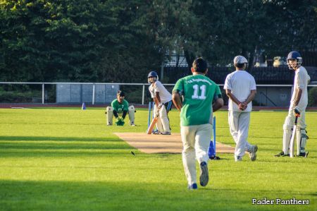 Zu sehen sind Spieler der Mannschaft Pader Panthers beim Cricket-Spiel