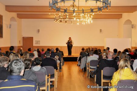 Sprachschätze im gefüllten Burgsaal der Wewelsburg: Schauspieler Max Rohland und drei Schulen begeisterten ihr Publikum mit Theater und Poetry Slam Bildnachweis: Kreismuseum Wewelsburg