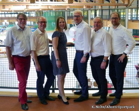 Freuen sich auf den Projektstart: Michael Beninde (Dezernent Verwaltungsleitung Kreis Paderborn), Manfred Müller (Landrat Kreis Paderborn), Helga Nolte (Gesundheitsamt Kreis Paderborn), Karl-Julius Sänger (Techniker Krankenkasse), Diethelm Krause (Präsident KreisSportbund), Ralf Pahlsmeier (Geschäftsführer Ahorn-Sportpark und Vizepräsident KreisSportBund Paderborn) Foto: K. Nolte/Ahorn-Sportpark Zu sehen sind die Betreiligten der Auftaktveranstaltung