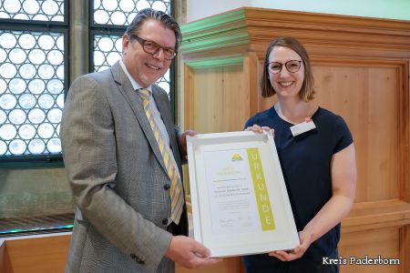 Michael Beninde und Helga Nolte halten die Urkunde in ihren Händen – damit ist der Kreis Paderborn Teil eines bundesweiten Gesundheits-Netzwerks 
