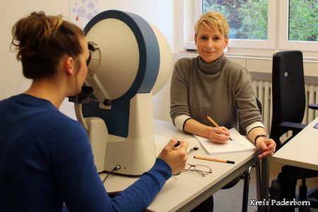 Zu sehen ist eine Bürgerin bei einer Augenuntersuchung im Kreis Gesundheitsamt durchgeführt von Yvonne Tenthoff