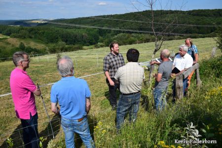 zu sehen ist eine Gruppe von Tierhaltern vor einem aufgebauten Schutzzaun