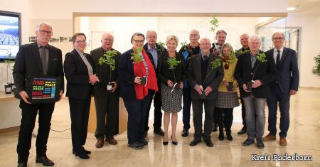 Zu sehen ist die Vertretung  der Partnerstädte - jeder mit einem Eich-Setzling in der Hand