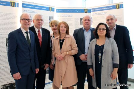 Zu sehen sind die Beteiligten bei der Ausstellungseröffnung