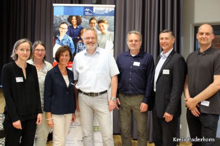 Praktika sollen ein Gewinn für alle Beteiligten sein -  Andrea Wesemann (Agentur für Arbeit), Katharina von Hagen (Leitung Kommunale Koordinierung Kreis Paderborn), Petra Münstermann (Sachgebietsleitung Übergang Schule Beruf, Bildungs- und Integrationszentrum Kreis Paderborn), Markus Beninca (Agentur für Arbeit), Beil (Schulleiter Realschule Schloß Neuhaus), Klaus Leweke (untere Schulaufsicht)  zu sehen sind die Mitglieder des Beirat Schule - Beruf