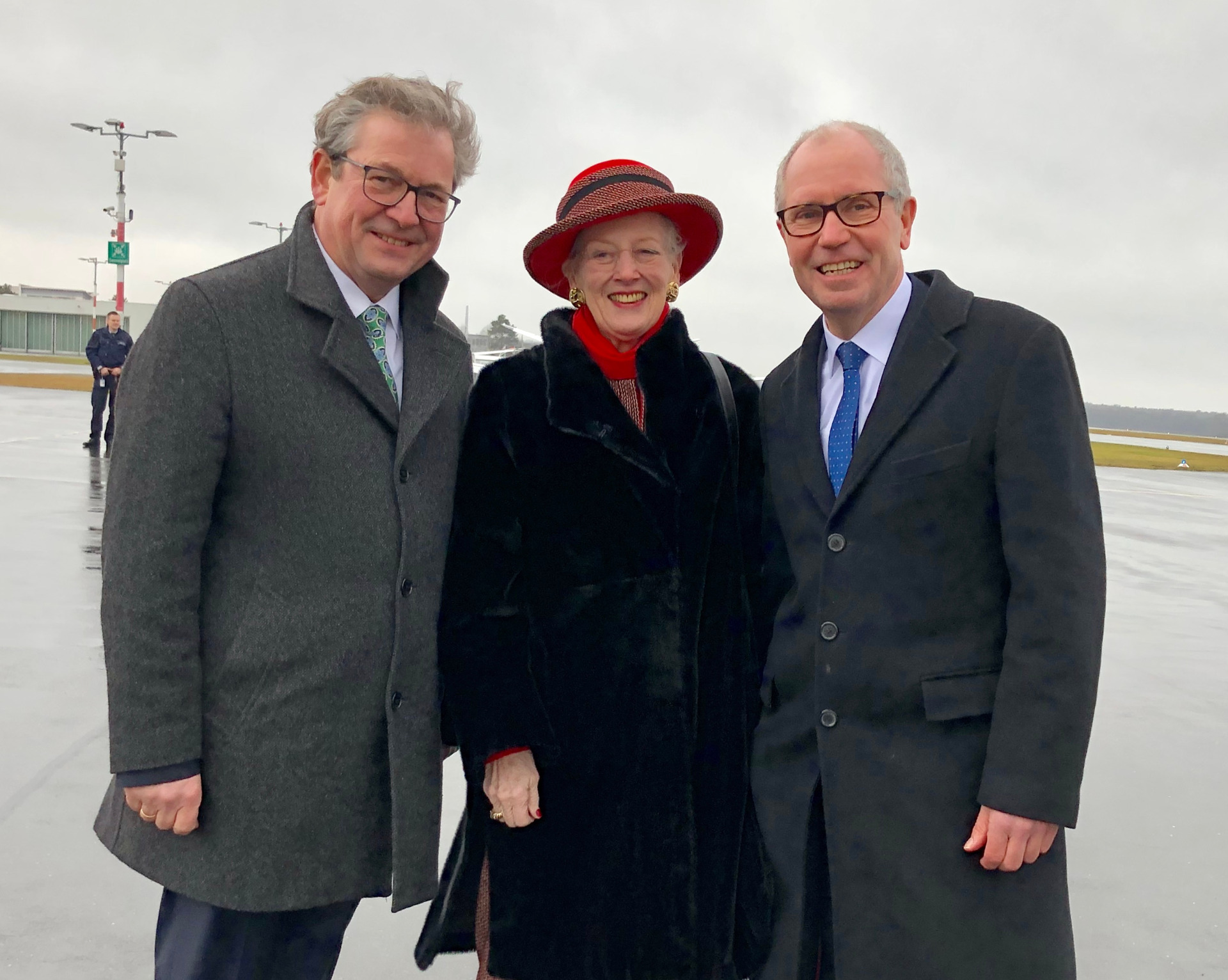 Königin Margarete wird von Bürgermeister und Landrat auf dem Rollfeld empfangen