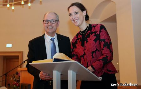Valerie Holsboer beugt sich über das Goldene Buch