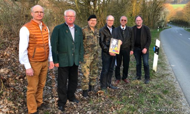 Bild zeigt Michael Weber, Manfred Kern (Oberstleutnant a.D.), Manfred Liebig ( Hauptfeldwebel, Leiter der Reservistenkameradschaft Boke), Landrat Manfred Müller, Arno Wahl (Initiator und Hobby-Historiker aus Lemgo) und Norbert Ellermann (Historiker, Wewelsburg) am Erschießungsort