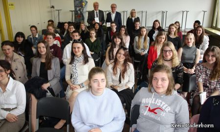 70 Jahre Grundgesetz: Landrat Manfred Müller, hinten mittig im Bild, diskutierte mit Schülerinnen und Schüler des Helene-Weber-Berufskollegs die Bedeutung der Grundrechte im Alltag. Schulleiter Andreas Czorny (hinten links im Bild) und Lehrerin Jutta Wegemann (hinten rechts im Bild) zeigten sich sichtlich beeindruckt, wie informiert und differenziert ihre Schüler die schwierigsten Themen zur Sprache brachten Zu sehen sind Schülerinnen und Schüler des Helene-Weber-Berufskollegs während der Diskussion