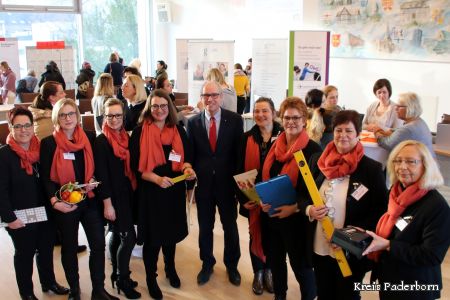 Zu sehen sind Frauen, die sich für die bessere Rückkehr von anderen Frauen in den Beruf einsetzen