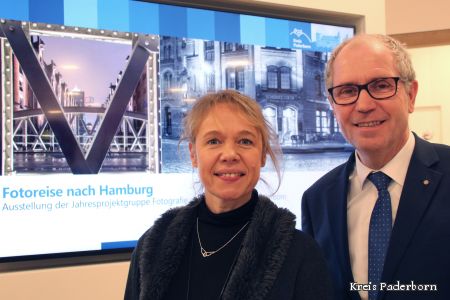 Zu sehen sind Fachbereichsleiterin Fotografie der VHS Paderborn Iris Pape und Landrat Manfred Müller 