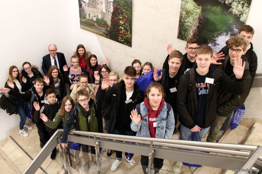 Zu sehen sind die Schüler, die den Schnuppertag im Haupthaus verbracht haben