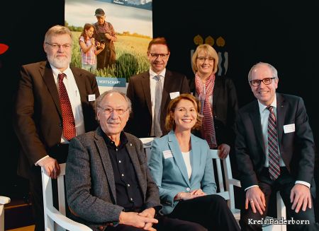 Kämpfen für die Zukunft der Dörfer vorne v.l. Prof. Holger Magel, Edith Rehmann-Decker (Leiterin Servicestelle Wirtschaft Kreis Paderborn), Landrat Manfred Müller, hinten: Dr. Michael Schaloske (Ministerium für Umwelt, Landwirtschaft, Natur- und Verbraucherschutz des Landes NRW), Bürgermeister Ulrich Berger und Annette Mühlenhoff (Dezernentin Kreis Paderborn). Zu sehen sind die Redner auf der Dorfentwicklungskonferenz