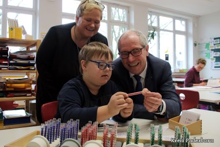 Zu sehen ist Felix, ein Kind mit Down-Syndrom, das dank dem Projekt Schulassistenz eine Regelschule bescuhen kann