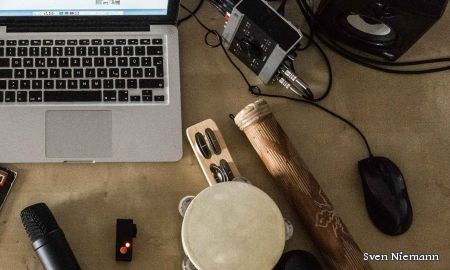 Mit Hilfsmittel wie Computer , Mikro oder Rassel kann ein Hörspiel entstehen