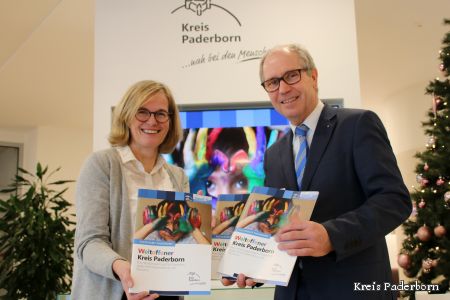Weltoffener Kreis Paderborn, kein Platz für Menschenfeindlichkeit jeglicher Art: Kirsten John-Stucke und Landrat Manfred Müller präsentieren das Handlungskonzept für Prävention gegen Rechtsextremismus und Rassismus, Bildnachweis: Amt für Presse- und Öffentlichkeitsarbeit, Kreis Paderborn, Meike Delang Landrat Manfred Müller und Museumsleiterin Kirsten John-Stucke präsentieren das in den vergangenen zwei Jahren erarbeitete Handlungskonzept für Prävention gegen Rechtsextremismus und Rassismus