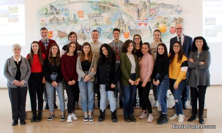 Bild zeigt Gruppe von 14 Schülern aus Italien im Kreissitzungssaal