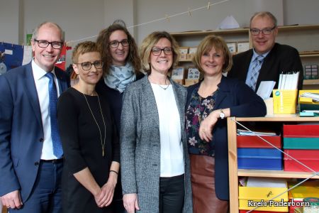 Zu sehen sind die Schulleiterinnen der teilnehmen Grundschulen