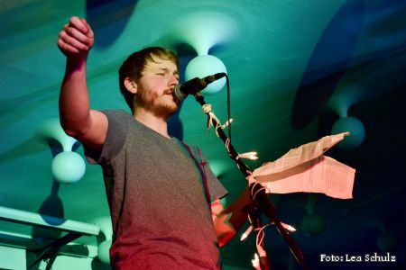 zu sehen ist August Klar bei einer seiner Performances