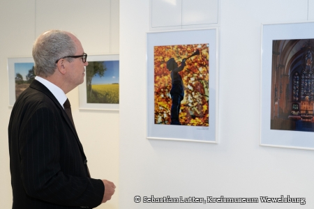 Landrat Manfred Müller freut sich über die vielen schönen Motive aus dem Kreis Paderborn. Die Fotoausstellung ist bis Ende August im Sonderausstellungsraum zu sehen. Der Zugang erfolgt durch die Erinnerungs- und Gedenkstätte. Der Eintritt ist frei. (Foto Sebastian Lutter ©Kreismuseum Wewelsburg)