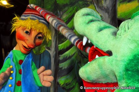 Picknickdecken-Puppentheater „Kasper und der Ritter Kunibert“ für alle ab 4 Jahre am Sonntag, den 13. September, um 15 Uhr im Garten der Wewelsburg mit den Kammerpuppenspielen Bielefeld (©Kammerpuppenspiele Bielefeld)