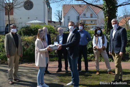 Testung aller Mitarbeitenden in Pflegeeinrichtungen schafft Sicherheit: (vorn) Anna Scheer (Arztpraxis Dr. Michael Scheer) und Ralf Wilberg (Vorstand des Westphalenhofes) sowie (hinten, von links) Dr. Ulrich Polenz (Kassenärztliche Vereinigung), Landrat Manfred Müller; Dr. Rudolf Jopen (Praxisnetz), Thomas Schlecking (Betriebsrat Westphalenhof), Ulrike Kahler (Pflegedienst) und Thomas Kintzen (Westphalenhof). Testung aller Mitarbeitenden in Pflegeeinrichtungen schafft Sicherheit: (vorn) Anna Scheer (Arztpraxis Dr. Michael Scheer) und Ralf Wilberg (Vorstand des Westphalenhofes) sowie (hinten, von links) Dr. Ulrich Polenz (Kassenärztliche Vereinigung), Landrat Manfred Müller; Dr. Rudolf Jopen (Praxisnetz), Thomas Schlecking (Betriebsrat Westphalenhof), Ulrike Kahler (Pflegedienst) und Thomas Kintzen (Westphalenhof).