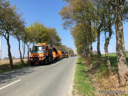 zu sehen sind Spezialfahrzeuge zum Straßenbau und Erhalt