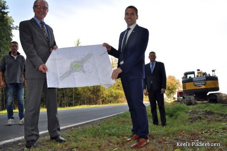 zu sehen sind die genannten mit einem Bauplan des Kreisels