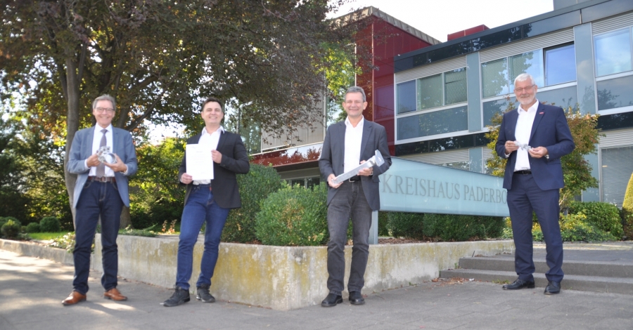 Solche Leichtbauelemente können an der Universität Paderborn mit Hilfe von 3D-Drucker gedruckt werden. Die Gäste in der letzten Sitzung des Ausschusses für Wirtschaft, Bau und Verkehr des Kreises Paderborn (v.l.): Christoph Schön, Dominique Willing, Prof. Dr. Thomas Tröster und Peter Gödde 