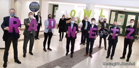 v.l.: Landrat Dr. h.c. Sven-Georg Adenauer, Kreis Gütersloh | Landrat Dr. Axel Lehmann, Kreis Lippe | Annette Nothnagel, OWL GmbH | Landrätin Anna Katharina Bölling, Kreis Minden-Lübbecke | Regierungspräsiden-tin Judith Pirscher, Bezirksregierung Detmold | Landrat Jürgen Müller, Kreis Herford | Oberbürgermeister Pit Clausen, Stadt Bielefeld | Landrat Michael Stickeln, Kreis Höxter | Herbert Weber, OWL GmbH | Landrat Christoph Rüther, Kreis Paderborn | Dr. Martin Klein, Landeskreistag NRW (Foto: BezRegDT, Moseke) Foto von der Veranstaltung