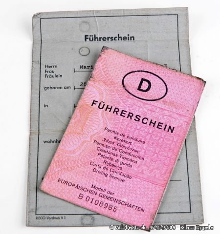 Der neue EU-Führerschein und alte Führerschein aus Papier nebeneinander