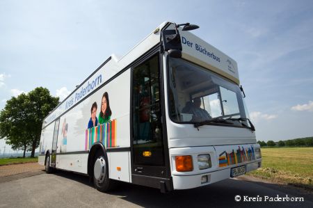 Der Bücherbus ist unterwegs und liefert kostenlos die gewünschen Medien  Bildnachweis: Oliver Krato für den Kreis Paderborn