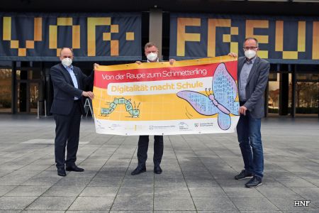 zu sehen sind die Organisatoren: Landrat Christoph Rüther, HNF-Geschäftsführer Dr. Jochen Viehoff und Michael Uhlich von der Bezirksregierung