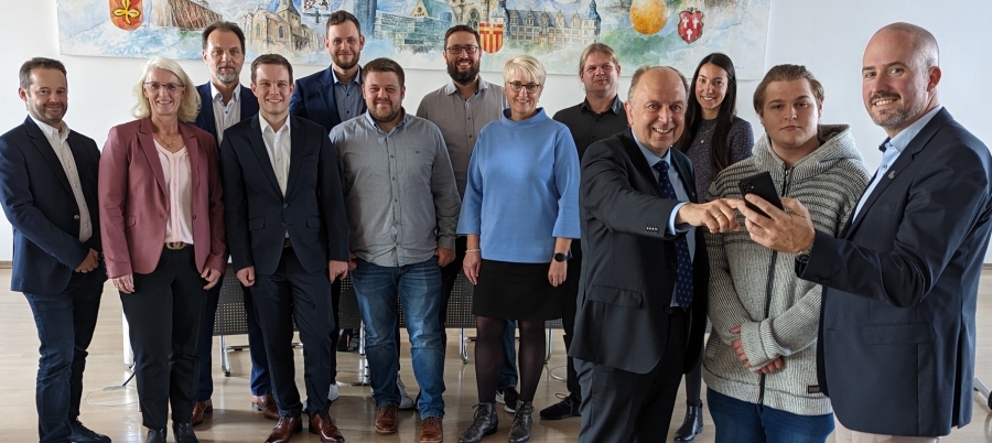 Kooperieren gemeinsam im Sinne der Schülerinnen und Schüler – (v.l.) René Weitzenbürger, stellv. Schulleiter des LEBK, Claudia Holle, Geschäftsführerin der Osthushenrich-Stiftung, Ralf Jansmann, operativer Projektleiter und Informatiklehrer des LEBK, Dr. Thim Frederik Strothmann und Felix Möbus von adesso mobile solutions, Sebastian Leuer und Dr. Stefan Dziwok vom Frauenhofer-Institut IEM, Schuldezernentin Annette Mühlenhoff, Schulsozialarbeiter des LEBK, André Wernhardt, und Caroline Just vom Frauenhofer-Institut IEM. Im Vordergrund (v.l.) Landrat Christoph Rüther, Schüler Boris Matveev und Projektleiter und Lehrer des LEBK, Stefan Werth.