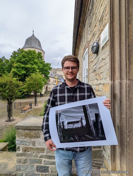 Jan Handelmann zeigt das Gewinnermotiv zum Fotowettbewerb „Die Wewelsburg im Wandel der Jahreszeiten – Winter“ (©Kreismuseum Wewelsburg)