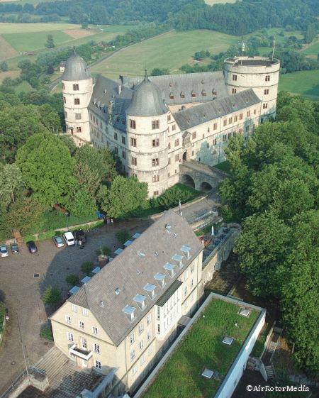 Die Wewelsburg mit dem ehemaligen Wachgebäude (©AirRotorMedia)