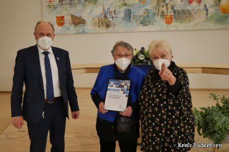 Christine Niesel sowie Frieda Siemens von der Tafel Paderborn (Foto: Heinz-Josef Struckmeier)