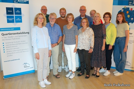 Die AG „Altersgerechte Quartiersentwicklung in den Städten und Gemeinden des Kreises Paderborn“: Stephan Wieners (Kompetenzzentrum Selbstbestimmt Leben), Marco Möller (Kommunales Integrationszentrum Kreis Paderborn), Werner Jülke (Sprecher der AG), Peter Klerx (Gezeiten e.V., hinten, v.l.). sowie Margot Becker (Sozialplanung Kreis Paderborn), Dr. Manfred Borchert (Alt und Jung – gemeinsam leben in der Gartenstadt), Christa Kröger (Pflegeberatung des Kreises Paderborn), Uschi Schräer-Drewer (Caritas Wohnen im Erzbistum Paderborn gem. GmbH), Simone Rennkamp-Ernst (Gemeinde Borchen), Claudia Flottmeier (Nachbarschaftshilfeverein Salzkotten) und Lisa Weber (Sozialplanung, Trainee, vorne, v.l.) Zukunft im Quartier