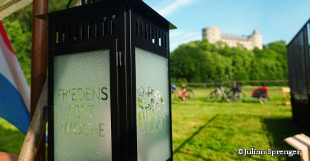 Landrat Christoph Rüther entzündete im Rahmen der Eröffnungsfeier auf der Almewiese unterhalb der Burg in Wewelsburg das neue Friedenslicht der Internationalen Jugendfestwoche. 
