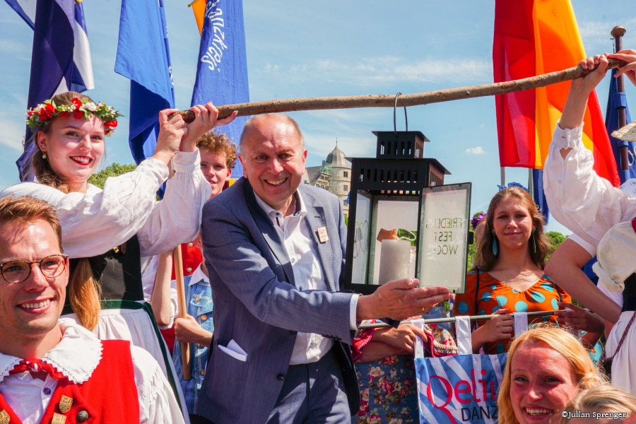 Landrat Christoph Rüther entzündete im Rahmen der Eröffnungsfeier auf der Almewiese unterhalb der Burg in Wewelsburg das neue Friedenslicht der Internationalen Jugendfestwoche. 