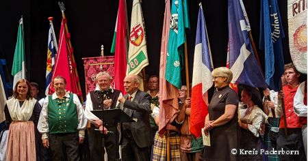 Landrat Christoph Rüther (Mitte) eröffnete zusammen mit Jugenddezernentin Annette Mühlenhoff (rechts) im Rund des Fahneneinzuges und mit den musischen Leitern Alexandra Bröckling, Dietmar Kellerhoff und Markus Smolin  (links) den Galaabend im Theater Paderborn