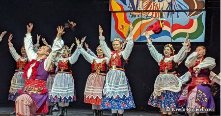 Temperamentvolle Tänzen im Scheinwerferlicht des Theaters Paderborn:  Das polnische Folk Dance Emsemble &quot;Neptun feierte Premiere bei der 34. Internationalen Jugendfestwoche des Kreises Paderborn. 