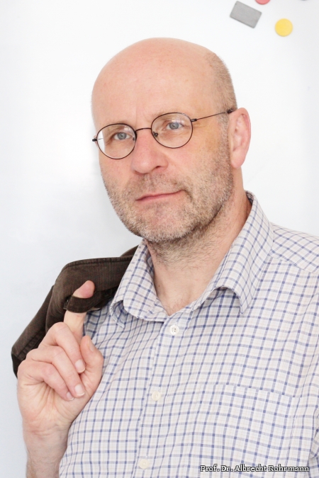 Prof. Dr. Albrecht Rohrmann von der Universität Siegen referiert am Veranstaltungstag im Berufskolleg Schloß Neuhaus