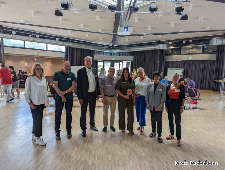 Im Gespräch mit Menschen mit Behinderungen – (v.l.) Alexandra Mader, (Beraterin in der EUTB Paderborn), Stephan Wieners (Leitung Kompetenzzentrum Selbstbestimmt Leben), Dr. André Brandt (Dezernent des Kreises Paderborn), Prof. Dr. Albrecht Rohrmann (Referent), Zehra Bavli (Psychiatriekoordinatorin des Kreises Paderborn), Michaela Weigel (Koordinierungsstelle für Inklusion Stadt Paderborn), Dr. Constanze Kuhnert (Gesundheitsamtsleitung Kreis Paderborn) und Jutta Vormberg (Beraterin in der EUTB Paderborn).  Gruppe