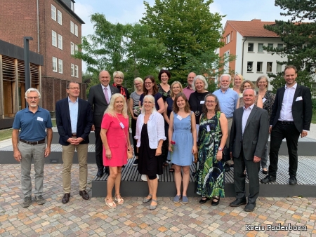Feierten gemeinsam das Jubiläum der Regionalen Schulberatungsstelle: Kurt Betscher (ehemaliger Leiter), Martin Gustorff (Dezernent Bezirksregierung Detmold), Landrat Christoph Rüther, Dezernentin Annette Mühlenhoff, Susanne Brundiers (Schulberatungsstelle), Tanja Honka (Landesstelle Schulpsychologie), Silke Kohaupt (Vorsitzende des Schul- und Sportausschusses), Anette Schütte (Schulberatungsstelle), Dr. Nils Schütte (Schulberatungsstelle), Martina Gröblinghoff (Schulberatungsstelle), Walter Kowalczyk (ehemaliger Leiter), Kathrin Hane (Schulberatungsstelle), Kirsten Zünkler (Schulberatungsstelle), Cornelia Wiesing (Schulberatungsstelle), Andreas Neuhaus (Leiter der Schulberatungsstelle, hintere Reihe, v.l.) sowie Birgit Eversmann (Schulberatungsstelle), Bettina Klaßen-Leitloff (Schulberatungsstelle), Janna Grundke (Schulberatungsstelle), Susanne Fitzner (Schulberatungsstelle), Diethelm Krause (Stellvertr. Vorsitzender des Schul- und Sportausschusses, vordere Reihe, v.l.). Regionale Schulberatungsstelle