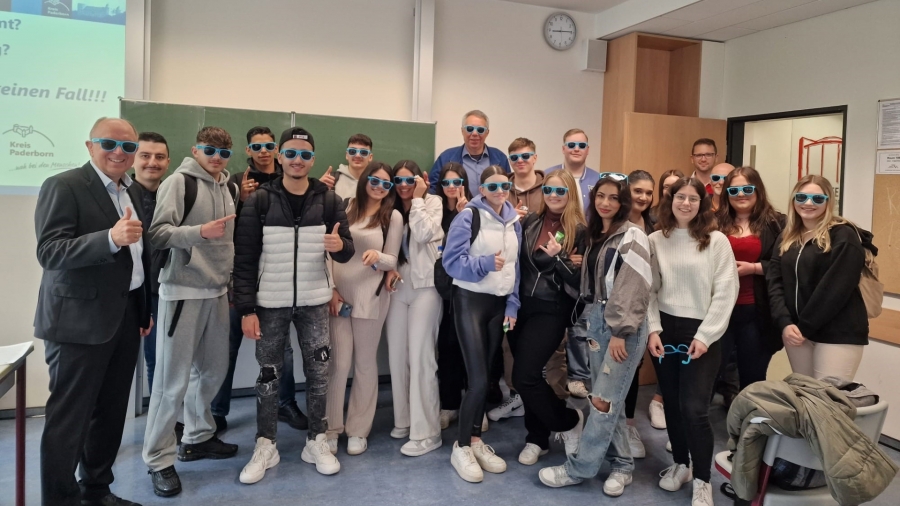 Schon etwas geübt – Landrat Christoph Rüther und die Schülerinnen und Schüler des Berufskollegs Schloß Neuhaus © Kreis Paderborn