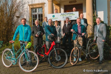 Rufen gemeinsam zum STADTRADELN 2023 auf – (vorne v.l.) die Bürgermeister Ulrich Berger (Salzkotten), Werner Peitz (Delbrück), Burkhard Schwuchow (Büren), Christian Carl (Bad Wünnenberg), Ute Dülfer (Lichtenau), Uwe Gockel (Borchen),  Ulrich Lange (Bad Lippspringe), Landrat Christoph Rüther, Michael Berens (Hövelhof), (hinten, v.l.) Markus Möllers (Altenbeken) und Dezernent der Stadt Paderborn, Carsten Venherm. Gruppenfoto der Bürgermeister – (vorne v.l.) die Bürgermeister Ulrich Berger (Salzkotten), Werner Peitz (Delbrück), Burkhard Schwuchow (Büren), Christian Carl (Bad Wünnenberg), Ute Dülfer (Lichtenau), Uwe Gockel (Borchen),  Ulrich Lange (Bad Lippspringe), Landrat Christoph Rüther, Michael Berens (Hövelhof), (hinten, v.l.) Markus Möllers (Altenbeken) und Dezernent der Stadt Paderborn, Carsten Venherm.