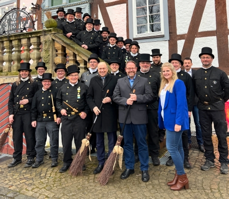 Gruppenfoto der Bezirksschornsteinfeger mit Landrat Christoph Rüther, Bernd Niggemeier (Ordnungsamtsleiter Gemeinde Borchen), Annika Mehring und Ralf Hilker (Kreis Paderborn). © Kreis Paderborn