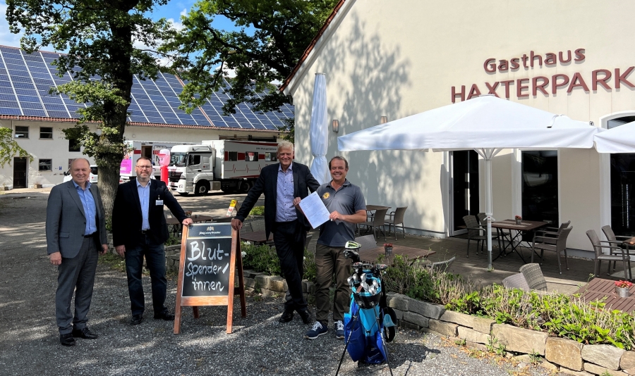 Landrat Christoph Rüther besucht als Schirmherr die Blutspendeaktion des DRK am Haxterpark in Paderborn. V.l.: Landrat Christoph Rüther, Frank Goersmeier (Gebietsreferent DRK-Blutspendedienst Ostwestfalen-Lippe), Dr. André Brandt (Dezernent Kreis Paderborn), Helmut Böhmer (Geschäftsführer Haxterpark). Foto: Kreis Paderborn