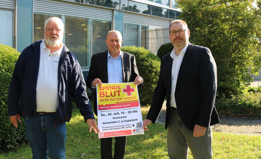 Landrat Christoph Rüther ruft zusammen mit dem DRK zu Blutspende am 20.07 im Haxterpark auf. V.l.: Hubert Schmidt (Ehrenamtlicher Ansprechpartner DRK Ortsverein Paderborn), Landrat Christoph Rüther, Frank Goersmeier (Gebietsreferent DRK Blutspendedienst Ostwestfalen-Lippe) Foto: Kreis Paderborn, Melina Sohlich
